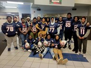 Syracuse high school football players team up to help families at Thanksgiving